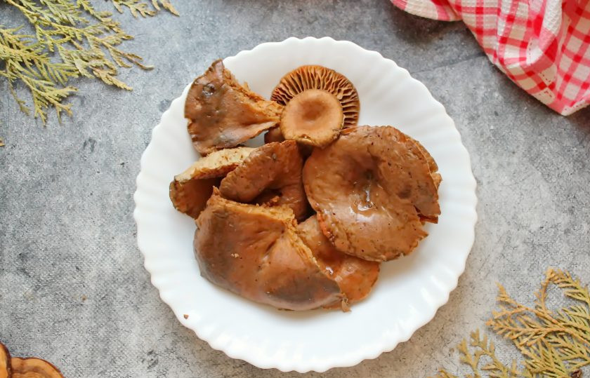 1. Этап. Рыжики жареные с картошкой: Рыжики переберите, удаляя червивые, почистите от мусора и вымойте. Отварите грибы в соленой воде в течение 30 минут после закипания на среднем огне, откиньте на сито и дайте остыть.