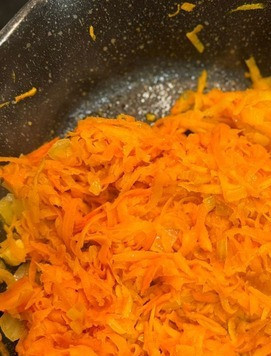 1. Этап. Салат Покоритель сердец: Обжарить на среднем огне лук и морковь до готовности моркови. Овощи слегка посолить. Далее, лук и морковь должны полностью остыть