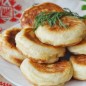 Оладьи с зелёным луком и яйцом Молоко нагреваем и разводим им сметану. Жидкость должна быть около 35 градусов. Насыпаем в неё сахар. Кладём дрожжи, всё перемешиваем и оставляем на 10 минут в тёплом месте для того, чтобы дрожжи начали активацию. Добавляем яйцо, соль. Перемешиваем. Насыпаем муку, перемешиваем, чтобы не было комков. Должно получиться тесто консистенции густой сметаны. Накрываем полотенцем и ставим в тёплое место для подъёма на 30 минут. Такого вида тесто имеем по прошествии данного времени. Для начинки берём варёное яйцо, мелко режем кубиками. Зелёный лук моем, обсушиваем бумажным полотенцем, режем колечками. Смешиваем порезанные зелёный лук и яйцо, можете немного присолить. Берём тефлоновую сковороду. Мне удобно печь на специальной для оладий, хотя это не принципиально. Смазываем сковороду растительным маслом, именно смазываем, а не льём масло. Кладём ложкой тесто и слегка растягиваем его ложкой, чтобы было потоньше. Сверху на середину кладём ложку начинки. Покрываем начинку равномерно ещё ложкой теста. Печём при среднем огне (я пекла на 2 из 6 делений), чтобы оладьи не горели и хорошо пропеклись. Переворачиваем оладьи и печём с обратной стороны. У меня на каждую сторону ушло по 3-5 минут. Далее опять смазываем сковороду маслом и печём следующую порцию и т. д. В итоге получилось 12 штук крупных оладий. Они совсем не жирные. Можно подавать со сметаной, хотя они и так вкусны. Приятного аппетита!
