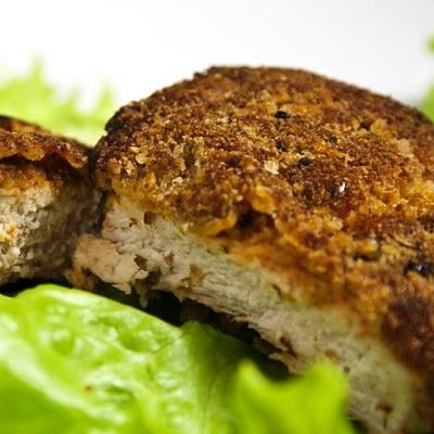 1. Этап. Свинина в панировке: Мясо хорошо замариновалось, поэтому долго жарить его не нужно - буквально по 3-4 минуты с каждой стороны. Свинина в панировке готова! :)