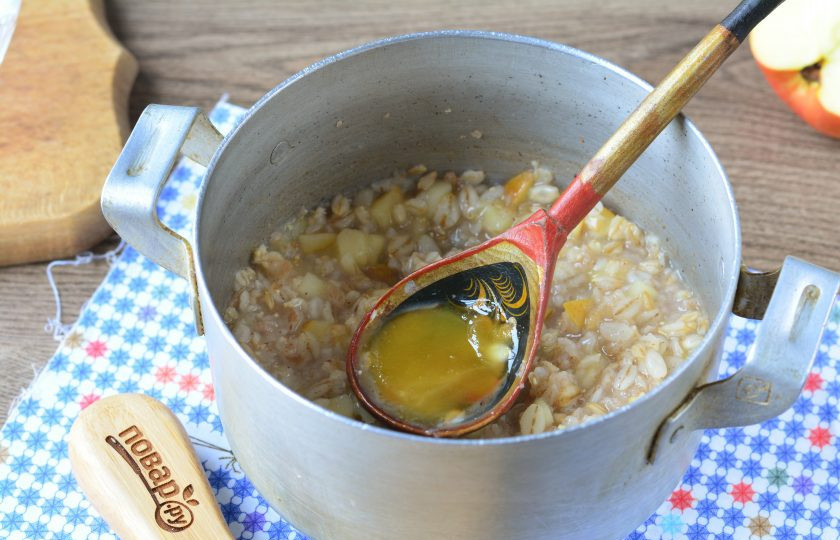 1. Этап. Каша на воде для похудения: Добавьте в кашу мед и перемешайте.