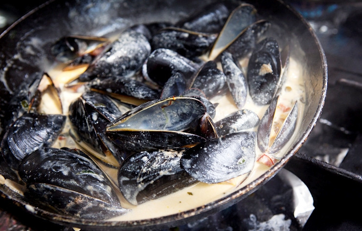 1. Этап. Мидии с чоризо: Затем добавьте шафран, сливки, доведите до кипения и подержите на огне 3 минуты. Подавайте на стол, посыпав свежей зеленью с несколькими ломтиками свежего багета.