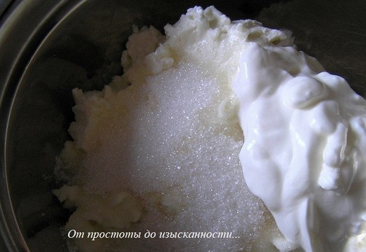 1. Этап. Торт Осенний поцелуй после жаркого лета: В творожный сыр добавьте сахар, сметану и лимонный сок.