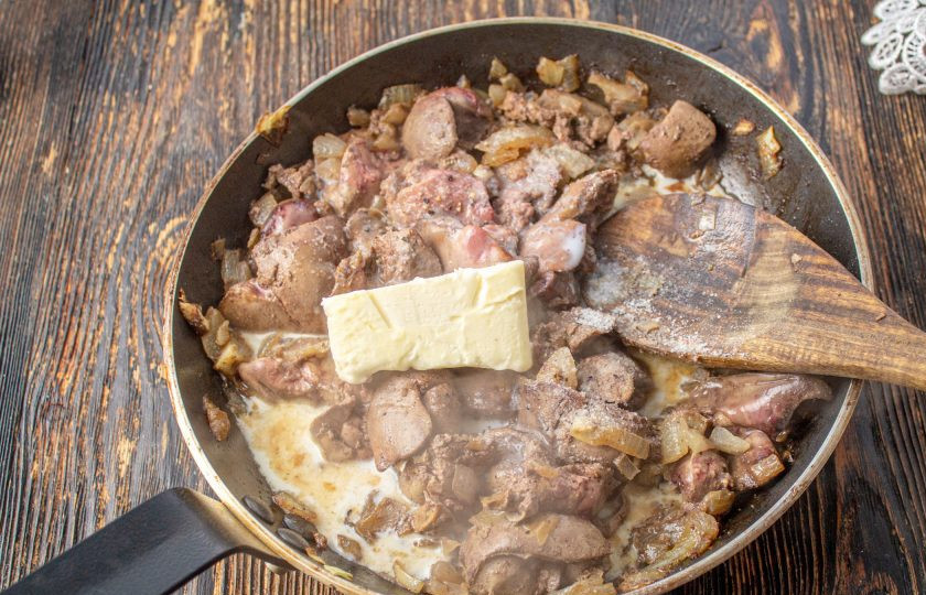 1. Этап. Паштет из куриной печени с апельсиновым желе: К готовой печени добавьте сливочное масло и влейте сливки, приправьте по вкусу и тщательно перемешайте.