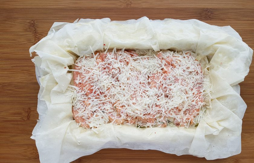 1. Этап. Рыбный пирог с тестом фило: Снова возьмите два листа теста и смочив их в заливке выложите поверх лука. Сверху выложите оставшуюся часть рыбы. Посыпьте сыром.