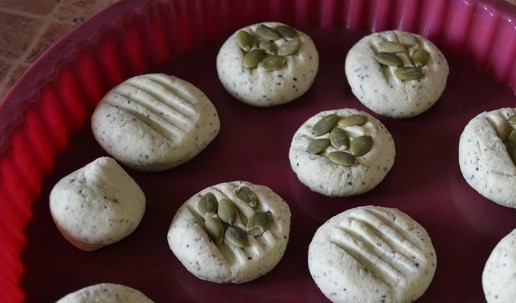 1. Этап. Печенье из авокадо без сахара: Из теста скатать небольшие шарики, выложить их в форму для выпечки (силиконовую или выстеленную пергаментом). Вилкой немного придавить каждую печеньку. Сверху посыпать оставшимися тыквенными семечками. Выпекать 20 минут при 160°.