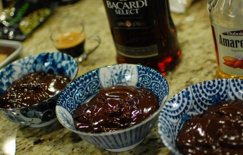 1. Этап. Домашний трюфель: 5. Разделите шоколадную смесь на 3 порции. В одну порцию добавьте по 3 столовые ложки свеже-заварного кофе, в другую влейте ром, а в третью – ликер. Каждую порцию хорошенько перемешайте.