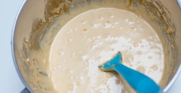 1. Этап. Торт Муравейник со сгущенкой: 7. Смешайте все до получения однородной массы.