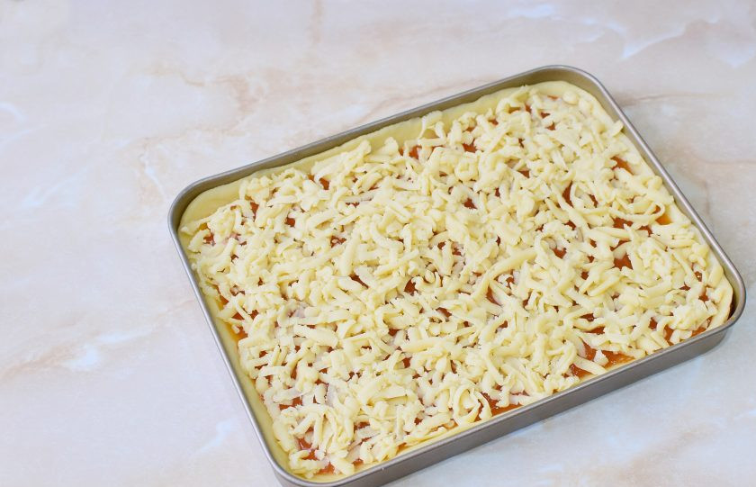 1. Этап. Венский пирог с вареньем: Застывшее тесто потрите на терке по всей поверхности пирога. Поставьте его в духовку и выпекайте при 180 градусах, примерно 25-30 минут.