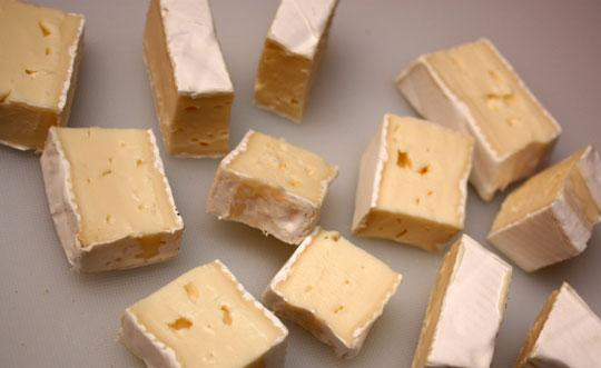 1. Этап. Жареный сыр Бри: 1. Нарезать сыр Бри на небольшие кусочки.