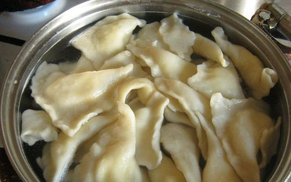 1. Этап. Домашние вареники с творогом: Воду налейте в кастрюлю, посолите и доведите до кипения. В кипящую воду бросьте вареники, но немного, чтобы они не склеились. Периодически помешивайте.