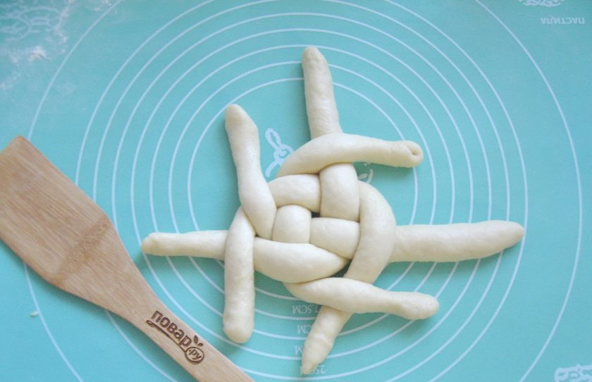 1. Этап. Плетеная булка: Затем проделываем тоже самое, но в другом направлении.