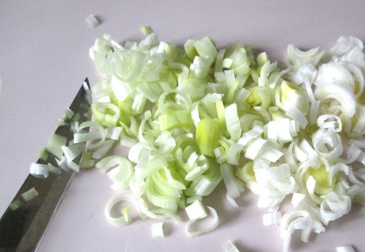 1. Этап. Салат из квашеной капусты и лука-порея: Белую часть лука-порея нарезать кружочками или мелкой соломкой.