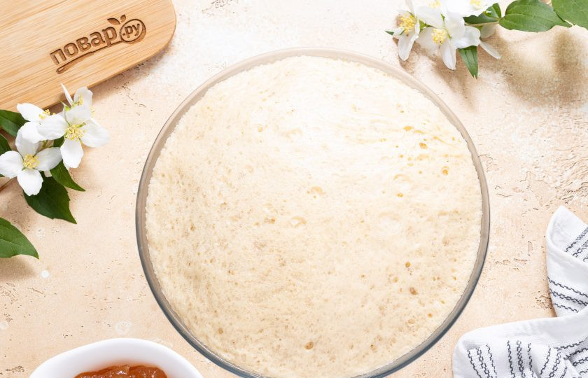 1. Этап. Постные пирожки с повидлом: Тесто должно подняться и увеличиться в 2 раза.