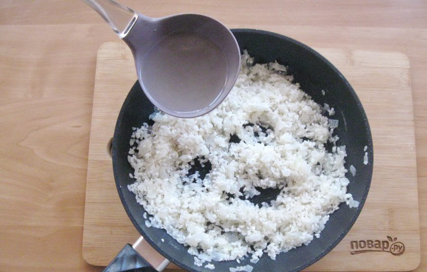 1. Этап. Ризотто по-итальянски: И начинайте постепенно, по одному половнику подливать горячий куриный подсоленный бульон.