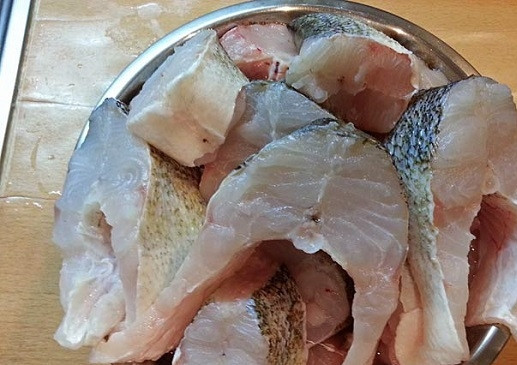 1. Этап. Уха на курином бульоне: 2. Когда бульон будет готов, аккуратно достаньте курицу или петуха, а бульон по желанию можно процедить. Рыбу тем временем нужно очистить и нарезать крупными кусочками.