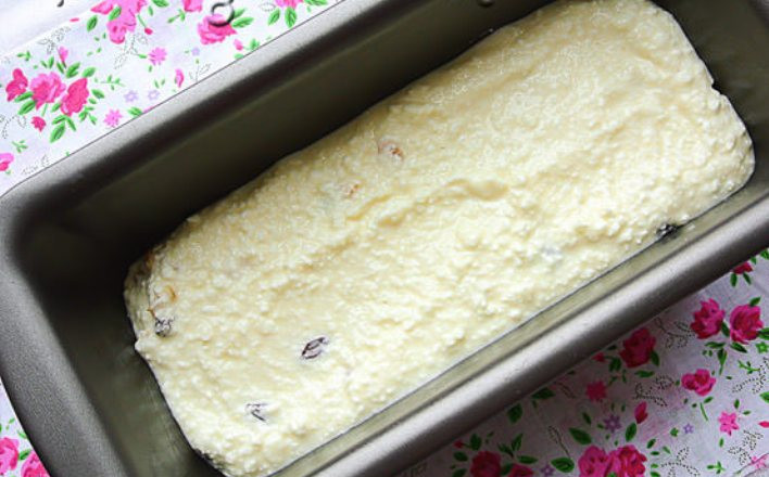 1. Этап. Запеканка из творога с манкой: 3. Когда соедините все ингредиенты, выложите массу в жаропрочную форму для запекания.