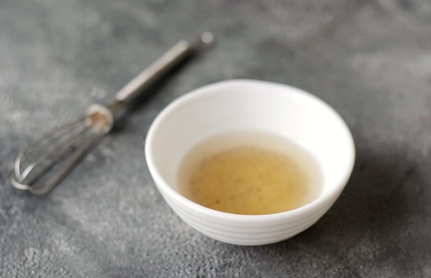 1. Этап. Карпаччо из овощей: Для заправки соедините оливковое масло, белый винный уксус, сироп топинамбура, соль и молотый перец. Энергично перемешайте.