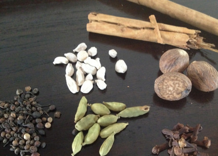 1. Этап. Леках: 1. Сначала заварите стакан крепкого ассамского чая и оставьте его до остывания. Если вы не нашли в продаже смесь масала-чай, то придется самим сделать. Для этого на сухой сковороде обжарьте в течение 4-5 минут на средне-высоком огне стручки кардамона, корицу, перец, гвоздику. Затем выложите в ступку, смешайте с порошковыми специями и хорошенько поработайте пестиком.