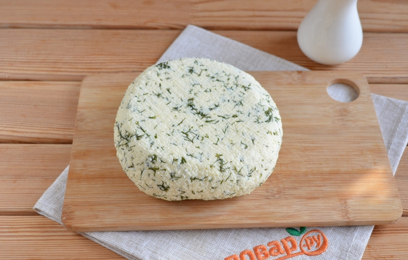 1. Этап. Домашний сыр из молока и сметаны: Спустя пять часов снимите марлю. Сыр готов! Режьте ломтиками и угощайтесь!