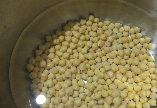 1. Этап. Паштет с нутом: Отцедить, залить свежей водой и варить до готовности около 40 минут.