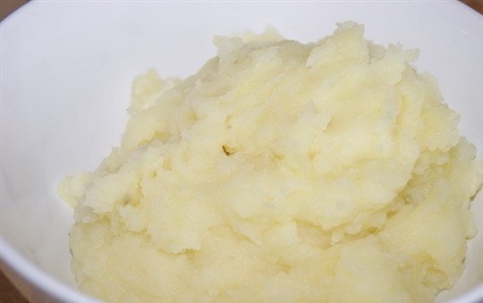 1. Этап. Равиоли с ветчиной: Отварите картофель и сделайте пюре.