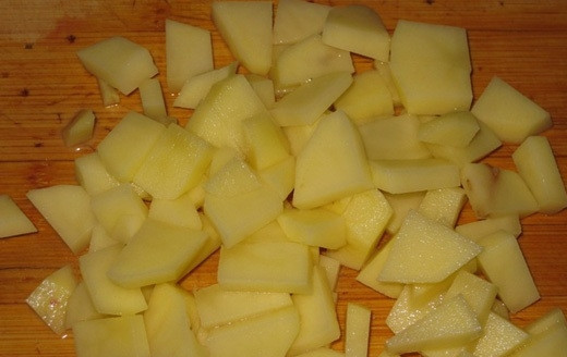 1. Этап. Суп из пельменей: Картофель очистите, помойте и нарежьте. Добавьте его в горячую воду.