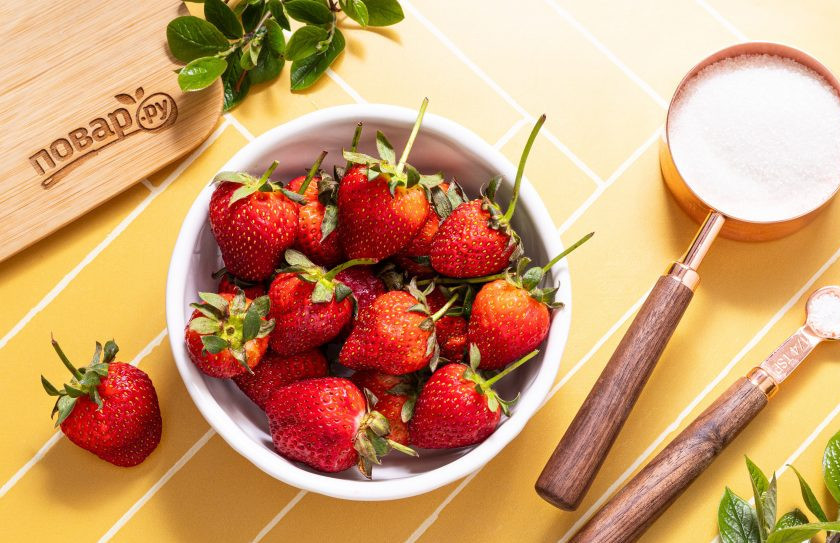 1. Этап. Сок из клубники на зиму: Подготовьте все ингредиенты.