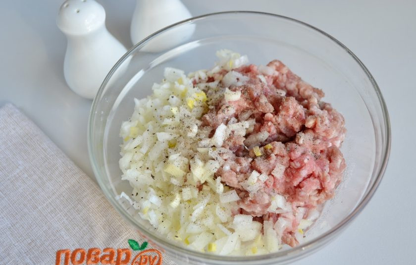 1. Этап. Манты в форме розочек: Приготовьте фарш. Для этого смешайте мясной фарш с мелко порезанным луком, солью, перцем молотым и водой. Количество воды можно увеличить до 150 мл, если фарш суховатый.