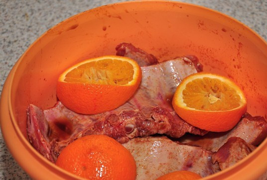 1. Этап. Свиные ребрышки на костре: Ребрышки промываем от крови, да и, чтобы затем нам не попалось осколков от костей. Ребрышки замачиваем в маринаде, сверху укладываем апельсины и оставляем мясо на минимум 5 часов, в идеале - на ночь.