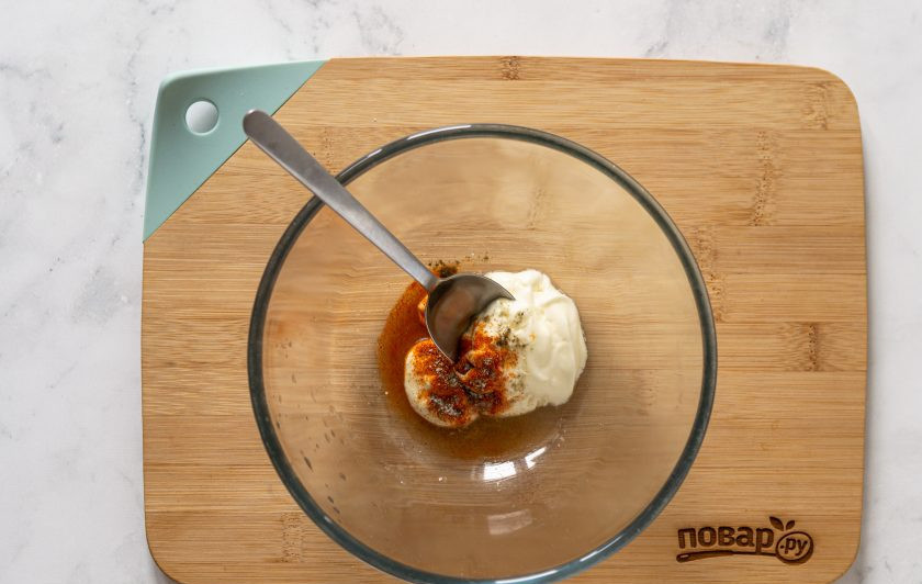 1. Этап. Мексиканский картофельный салат: Для заправки смешайте майонез, сок лайма и сушеный перец чипотле. Посолите и поперчите.