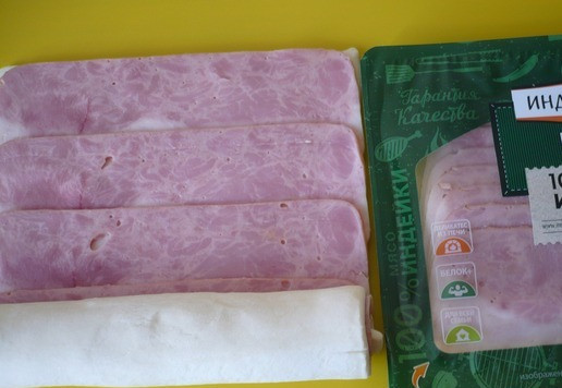 1. Этап. Слоеный пирог с беконом и ветчиной: Затем плотно сверните тесто с беконом в рулетики. Приготовленные рулетики отправьте на 30 минут в морозилку.