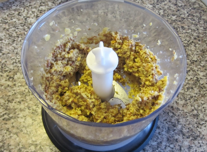 1. Этап. Чечевичные котлеты вегетарианские: Чечевицу промываем хорошенько от грязи. Оставляем намокать её на ночь в холодной воде. На утро воду сливаем. Бросаем чечевицу в блендер, измельчаем.