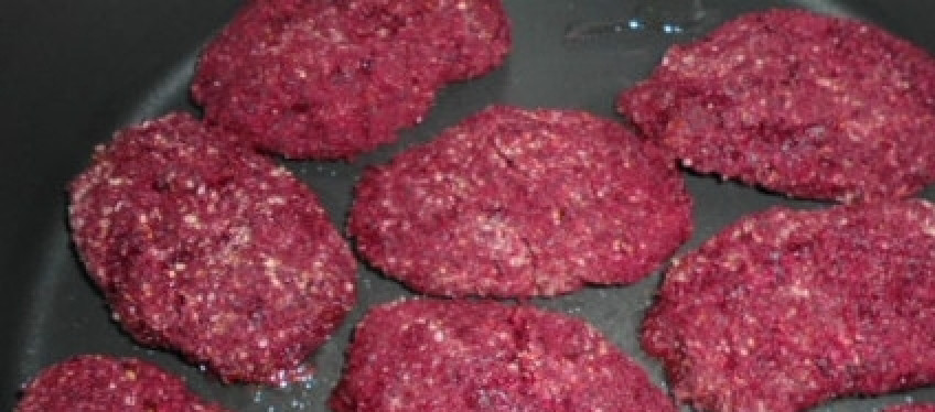 1. Этап. Свекольные котлеты без яиц: 7. Запекаем котлетки в духовке при температуре 180 градусов 20-25 минут.