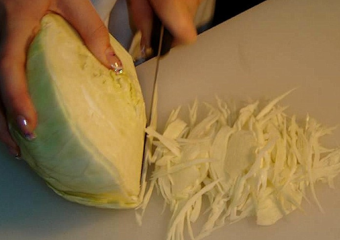 1. Этап. Борщ с грибами и фасолью: Проверить фасоль - если она уже почти сварилась, но все еще твердоватая, то пора добавлять капусту. Ее надо нашинковать и отправить в кастрюлю.