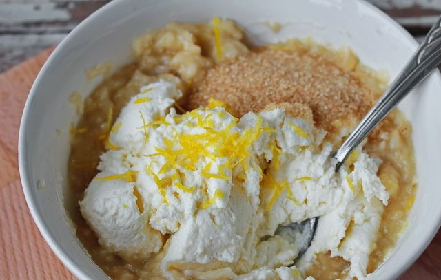 1. Этап. Диетический десерт из творога и банана: Бананы разомните вилкой, добавьте к ним творог и сахар, а также цедру лимона.