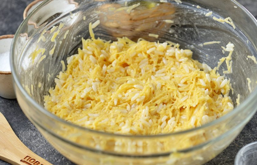 1. Этап. Рисовые драники: Тщательно вымесите массу до однородности, дайте ей минут 10 постоять.