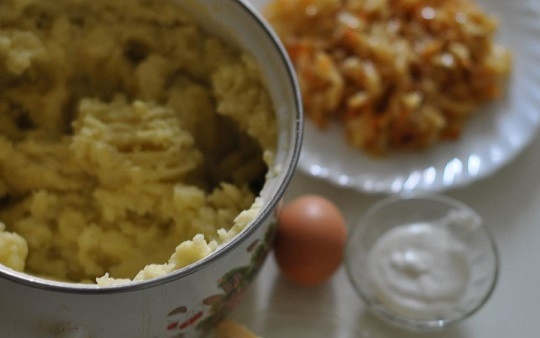 1. Этап. Пирог с капустой и картошкой: 1. Чтобы повторить этот рецепт, стоит заранее отварить картофель и сделать из него пюре. А также нашинковать капусту, лук и морковь и потушить эти овощи до мягкости.