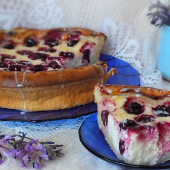 Ватрушка с творогом и вишней