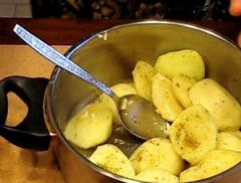 1. Этап. Картофель в рукаве для запекания: Смешать картофель с чесноком, солью и специями.