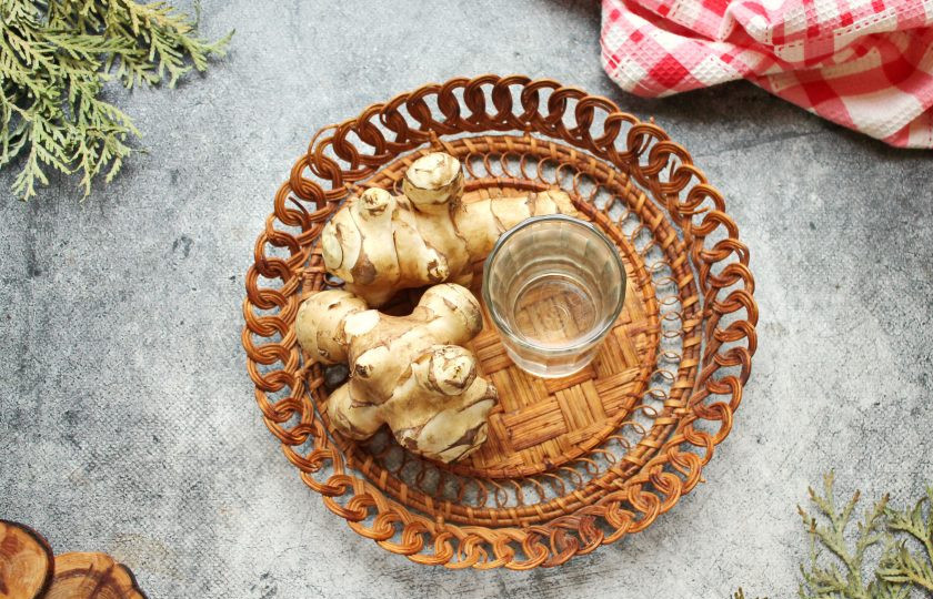 1. Этап. Квас из топинамбура: Подготовьте все необходимые ингредиенты для приготовления кваса из топинамбура. Овощ тщательно вымойте жесткой щеткой в горячей воде.