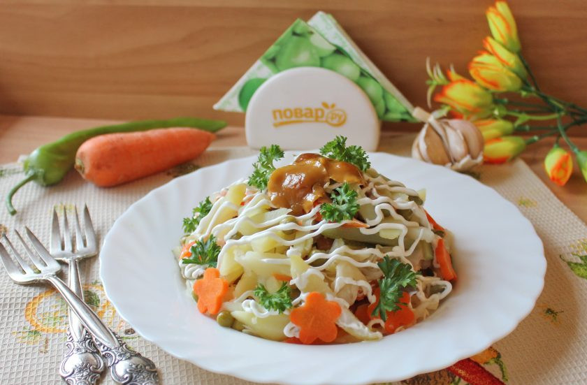 1. Этап. Салат Старорусский с грибами: При подаче выложите салат на тарелку горкой, полейте сметаной и украсьте по вкусу.