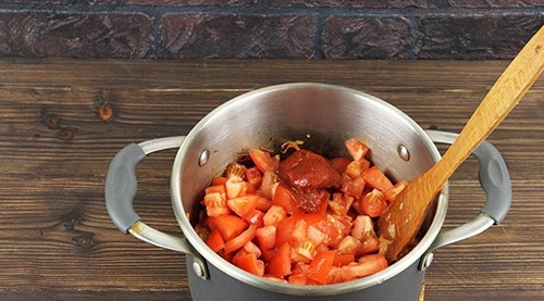 1. Этап. Шорпо: Затем добавьте перец, помидоры и томатную пасту.