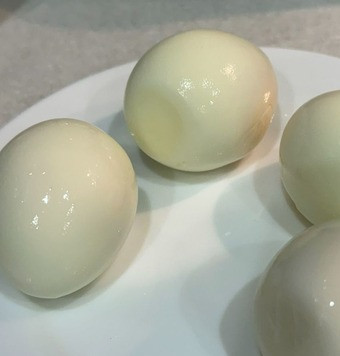 1. Этап. Салат Покоритель сердец: Яйца заранее отварить, остудить