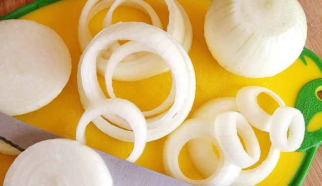 1. Этап. Луковые кольца в панировке: Лук почистите и порежьте толстыми кольцами. Аккуратно пальцами разделите каждое колечко.