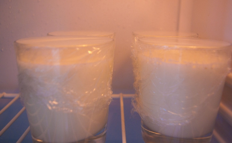 1. Этап. Панна котта: Заворачиваем каждую порцию в пищевую пленку, ставим в холодильник для застывания на 2 часа.