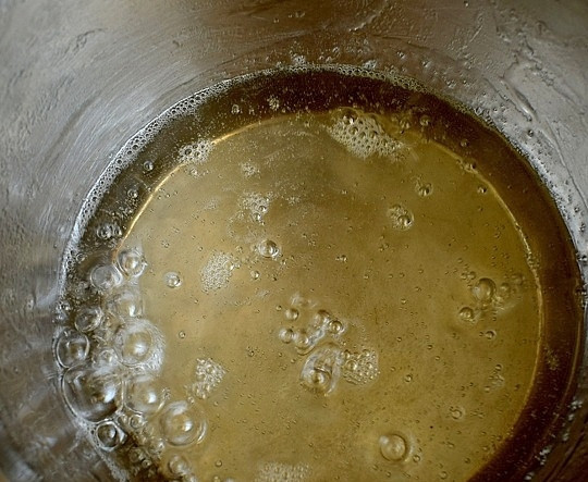 1. Этап. Золотой сироп: Воду и сахар доведите до кипения и проварите пару минут до растворения сахара (режим - 