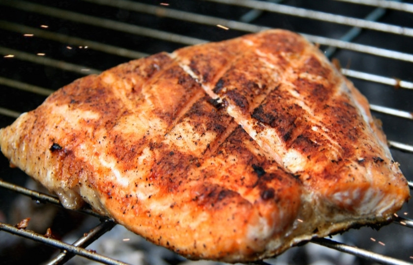 1. Этап. Лосось на углях: Вот такой румяный лосось на углях у вас получится.