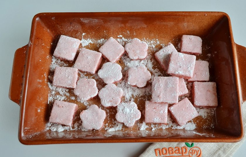 1. Этап. Десерт Клубничные облака: 8. Присыпьте сахарной пудрой верх десерта, переверните и снимите пленку, присыпьте еще раз пудрой. Вырежьте вырубками для печенья или просто порежьте на квадратики.