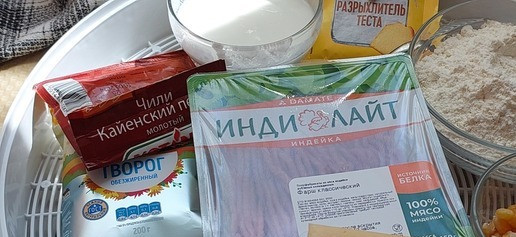 1. Этап. Закусочные маффины с фаршем и кукурузой: Ингредиенты. Творог обезжиренный, йогурт жирностью 2,5%, фарш индейки ТМ Индилайт 